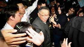 柯文哲出席高雄三粉大造勢活動（1）台灣民眾黨總統候選人柯文哲（中）23日晚間到高雄岡山出席「高雄三粉大造勢」活動，進場時受到支持者熱烈歡迎。中央社記者董俊志攝　112年12月23日