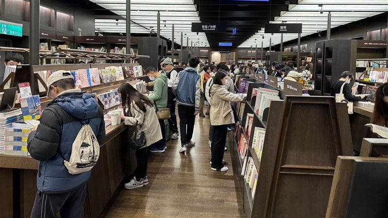 信義誠品22：30熄燈　吳旻潔15：00現身