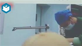 23歲女肚子長了「42斤腫瘤」，醫師表示，該腫瘤良惡交界超罕見。（圖／翻攝於微博）