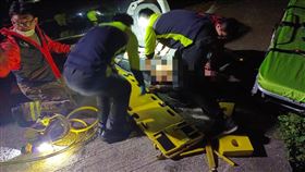 新竹32歲男子路倒馬路中央被輾過。（圖／翻攝畫面）