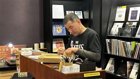 記者走進信義店的誠品音樂，就看到吳武璋一如往常低調，上架、整理音樂。（圖／記者簡浩正攝影）