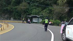 攔查亮槍遭控執法過當  警：男欲逃逸掏槍警戒呂姓男子日前在北宜公路3度遇警方攔查，他以為盤查結束就要離開時，員警卻掏槍，控訴警方執法過當。警方13日表示，當時是回巡邏車要拿通報單通報環保單位，但呂男卻發動機車意圖逃逸，因而掏槍警戒並喝令停車。（翻攝照片）中央社記者高華謙傳真  111年9月13日