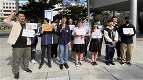 中南部高中生「給大考中心的一封信」記者會10多名來自高雄、台南、台中的高中生24日上午在高雄市政府鳳山行政中心前舉行「給大考中心的一封信」記者會，舉牌齊喊「冷熱不可測、舒適考學測；事前要做好、公平不可少」口號。中央社記者林巧璉攝  112年12月24日