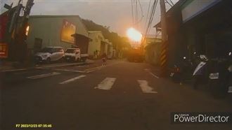 五股吊車撞電桿　爆炸起火驚悚瞬間曝光