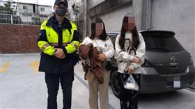 台中市1名18歲女大生日前駕車至公益商圈用餐，卻在要離開時忘記車輛停放在何處，其在寒風中徒步尋車2小時後，才終於向警方求助並成功找到愛車。（圖／翻攝畫面）