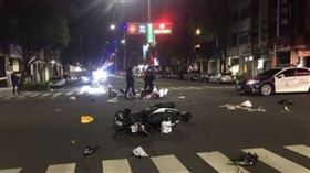 高雄市新興區一處路口在凌晨時發生機車碰撞車禍，導致2名機車騎士當場噴飛落地，車輛也因受到撞擊倒地而嚴重毀損。（圖／翻攝畫面）