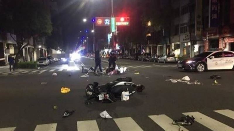 高雄7旬嬤違規左轉害男騎士猛撞　2人噴飛