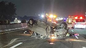 國1南350.3公里燕巢路段交通事故，轎車翻覆車體嚴重毀損。（圖／翻攝畫面）