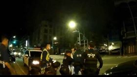 高雄市三民區某KTV釣蝦館凌晨傳出打架衝突，現場3名男客人疑似因肢體碰觸而打起群架，警方獲報後火速趕抵現場，並向其中2名發酒瘋的年輕男子噴灑辣椒水壓制。（圖／翻攝畫面）