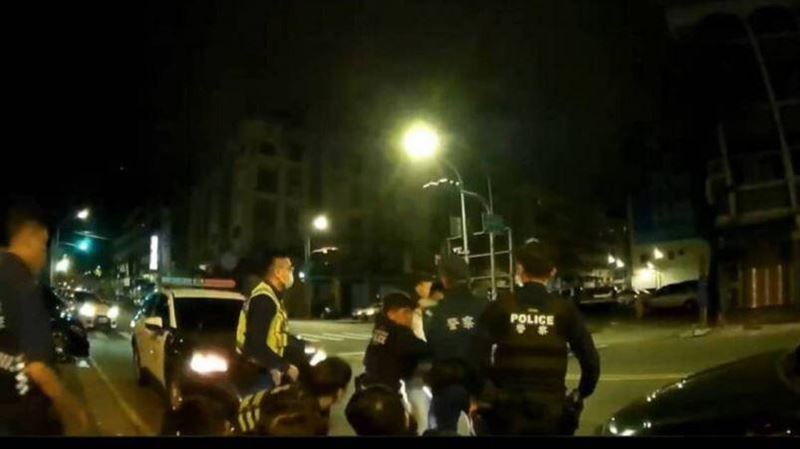 高雄3醉男肢體碰觸打架　警噴辣椒水壓制