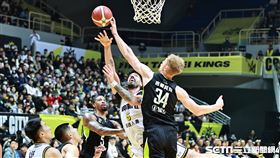 ▲新北國王迎戰寶島夢想家，洋將牧倫斯籃下出手挨吉爾貝克火鍋。（圖／記者劉彥池攝影）