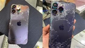 奧客拿iPhone來退貨，聲稱手機掉到軟墊上就撞壞（圖／翻攝自爆料公社（官方粉專專屬） 臉書）