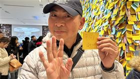 曹先生在便利貼寫下「BYE」，並以手機拍照紀念，直言是心裏上對信義誠品的告別。（圖／記者簡浩正攝影）