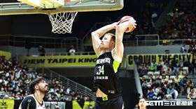 ▲新北國王迎戰寶島夢想家，洋將吉爾貝克雙手爆扣。（圖／記者劉彥池攝影）