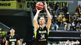 ▲新北國王迎戰寶島夢想家，洋將吉爾貝克執行罰球。（圖／記者劉彥池攝影）