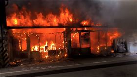 ▲新竹縣竹北市中央路一間快炒店發生火警，消防局受理報案時，同步指導民眾疏散。該快炒店為鐵皮屋建築，整棟建築已全面燃燒，幸好民眾早已疏散完畢，沒有人員傷亡。（圖／翻攝畫面）