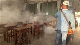 屏東出現登革熱校園群聚  縣府加強噴藥清消屏東縣政府13日宣布縣內出現本土登革熱首起校園群聚，已派員針對校園環境加強清消，並要求學校落實環境巡檢及師生健康監測。（屏東縣政府提供）中央社記者李卉婷傳真  112年9月13日