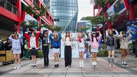 babyMINT薄荷水晶「耶誕快閃感謝祭」信義區街頭和粉絲「吃珍奶」慶祝好成績。（圖／華研國際提供）