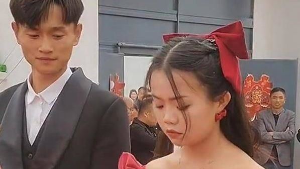 結婚拜堂「新娘玩手機」新郎1表情網秒懂