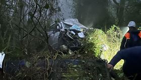 ▲南投仁愛鄉台14甲線梅峰路段24日下午發生一廂型車翻覆意外，車裡7名來自菲律賓，褒車道合歡山遊玩的遊客和1名台灣籍司機受困，目前警消已救出其中5人，剩下3人警消全力持續搶救中。（圖／翻攝畫面）
