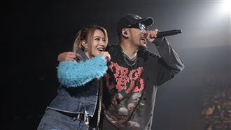 熱狗開唱被嗆了　女星無預警衝上台掀風波