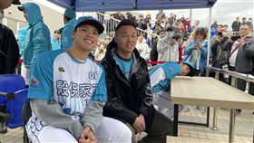 穀保OB賽  王柏融、孫易磊現身球迷簽名會第4屆穀保家商棒球隊OB賽24日在新北市三重棒球場舉行，「台鋼大王」王柏融（前右）本來有排入OB藍隊的先發打序、扛4棒，無奈返台一下飛機就感冒，雖然沒有實際下場，仍和今年剛加盟日職火腿隊的孫易磊（前左）出席球迷簽名會。中央社記者謝靜雯攝  112年12月24日