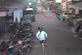 ▲越南籍逃逸移工丁姓男子不滿黎姓老闆欠薪水4萬多元，氣到當街持刀追討，結果先被逮。（圖／翻攝畫面）