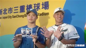 ▲孫易伸與孫易磊兄弟首度同台，兩人在OB賽前還在拍貼機前留下難得同穿球衣的合影。（圖／記者俞聖律攝影）