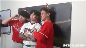 ▲穀保OB賽旅美3人組林盛恩與林昱珉及潘文輝在拍貼機前合影。（圖／記者俞聖律攝影）