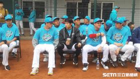 ▲遇到曾經旅日的大學長陳冠宇，孫易磊趕快向他請教一些相關經驗。（圖／記者俞聖律攝影）