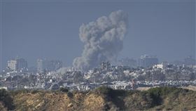 以色列24日再度發動空襲，加薩地區冒出巨大濃煙。（圖／美聯社／達志影像）