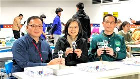 蔡總統與鄭運鵬組裝鋼彈模型台灣模型嗜好發展協會24日在桃園正式成立，總統蔡英文（前中）與民進黨立委鄭運鵬（前右）一同組裝鋼彈模型。中央社記者吳睿騏桃園市攝  112年12月24日