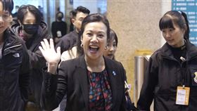 副總統候選人政見會落幕　吳欣盈步出會場（2）台灣民眾黨副總統候選人吳欣盈（前中）22日晚間結束在公視進行的副總統候選人電視政見發表會後，隨即在幕僚陪同下離開會場，面露輕鬆神情揮手致意。中央社記者徐肇昌攝  112年12月22日