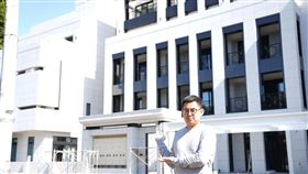 卓冠廷說，謝衣鳳家的豪宅實在大的誇張，也象徵謝家在彰化作威作福的模樣。（圖／翻攝自卓冠廷臉書）