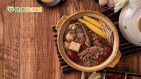 莊可鈞中醫師提醒，自律神經容易失衡的患者，平時的飲食除了不能接觸太多補品以外，還需避開咖啡因、辛辣、油炸或偏鹹的飲食，否則容易刺激交感神經