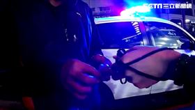 北市張姓男騎士向警員問路，反被發現飲用酒精性提神飲料。（圖／翻攝畫面）