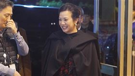 副總統候選人電視政見會　吳欣盈出席選戰進入倒數階段，台灣民眾黨副總統候選人吳欣盈（中）22日赴公視出席副總統候選人電視政見發表會，抵達會場時，她的服裝造型也受到媒體矚目。中央社記者徐肇昌攝　112年12月22日