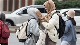 低溫特報  外出注意保暖（1）中央氣象署25日發布低溫特報，25日至26日清晨大陸冷氣團或強烈大陸冷氣團影響，各地寒冷，易有攝氏10度以下氣溫發生。圖為台北市中正區街頭，民眾穿外套、戴帽子禦寒。中央社記者謝佳璋攝  112年12月25日