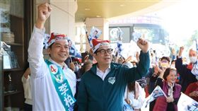 ▲陳其邁與李柏毅在平安夜戴上聖誕帽進行車掃，除了向路邊鄉親問好，還用一張張政績圖卡沿街介紹政策政績。（圖／翻攝自李柏毅臉書）