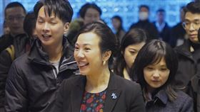 副總統候選人政見會落幕　吳欣盈步出會場（1）民眾黨副總統候選人吳欣盈（前中）22日晚間到公視出席副總統候選人電視政見發表會，會後並未前往記者會場地，在幕僚陪同下離開。中央社記者徐肇昌攝  112年12月22日