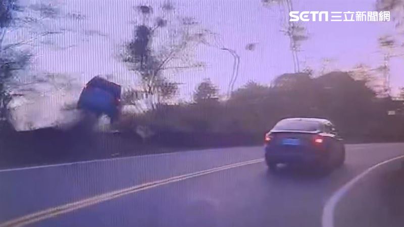 合歡山墜谷8傷　廂型車逆向飛衝畫面曝光
