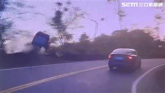 合歡山墜谷8傷　廂型車逆向飛衝畫面曝光