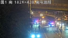國道一號今清晨發生一起離奇車禍。（圖／翻攝畫面）