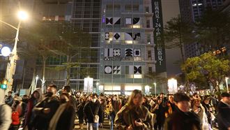 誠品信義熄燈！平安夜含淚道別　民眾寒風中守護到最後：再見了18年青春