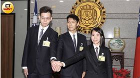 ▲調查班第60期受訓學員前3名，第1名張家銘（中）、第2名彭士芳（右）、第3名胡耀仁（左）。（圖／CTWANT）