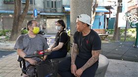 ▲郭泓志與溫社工陪同黃先生到公園活動筋骨（圖/在台灣的故事）