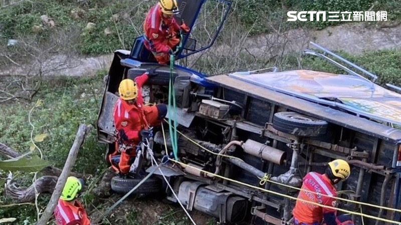 立委候選人宣傳車翻落山坡　駕駛受困送醫