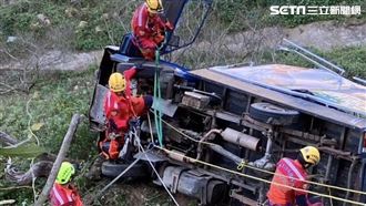 立委候選人宣傳車翻落山坡　駕駛受困送醫