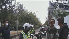 第四分局員警攔查雙載機車，騎士酒測超標，乘客自承是通緝犯。（圖／翻攝畫面）