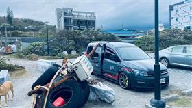 劉男開車到花蓮七星潭遊玩，轎車車門卻被倒下的設備桿砸毀。（圖／翻攝自爆料公社）